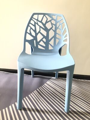 좋은 가격 이벤트 장소, 연회장, 대기 라운지에 완벽한 좌석 치수 45(높이) x 42(너비) x 40(깊이) cm의 스태킹 가능한 모던 플라스틱 의자 온라인으로